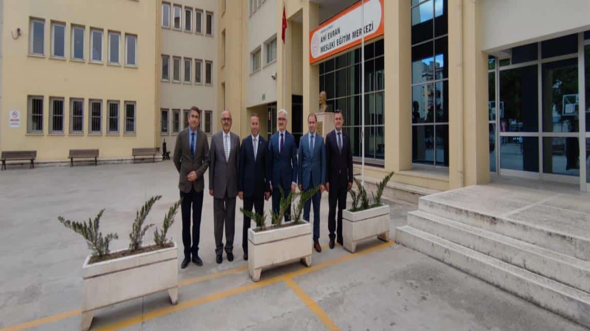 Ankara İl Milli Eğitim Müdürümüz Sayın Harun FATSA ve İlçe Milli Eğitim Müdürümüz Sayın Hasan YILDIRIM okulumuzu ziyaret etmişlerdir